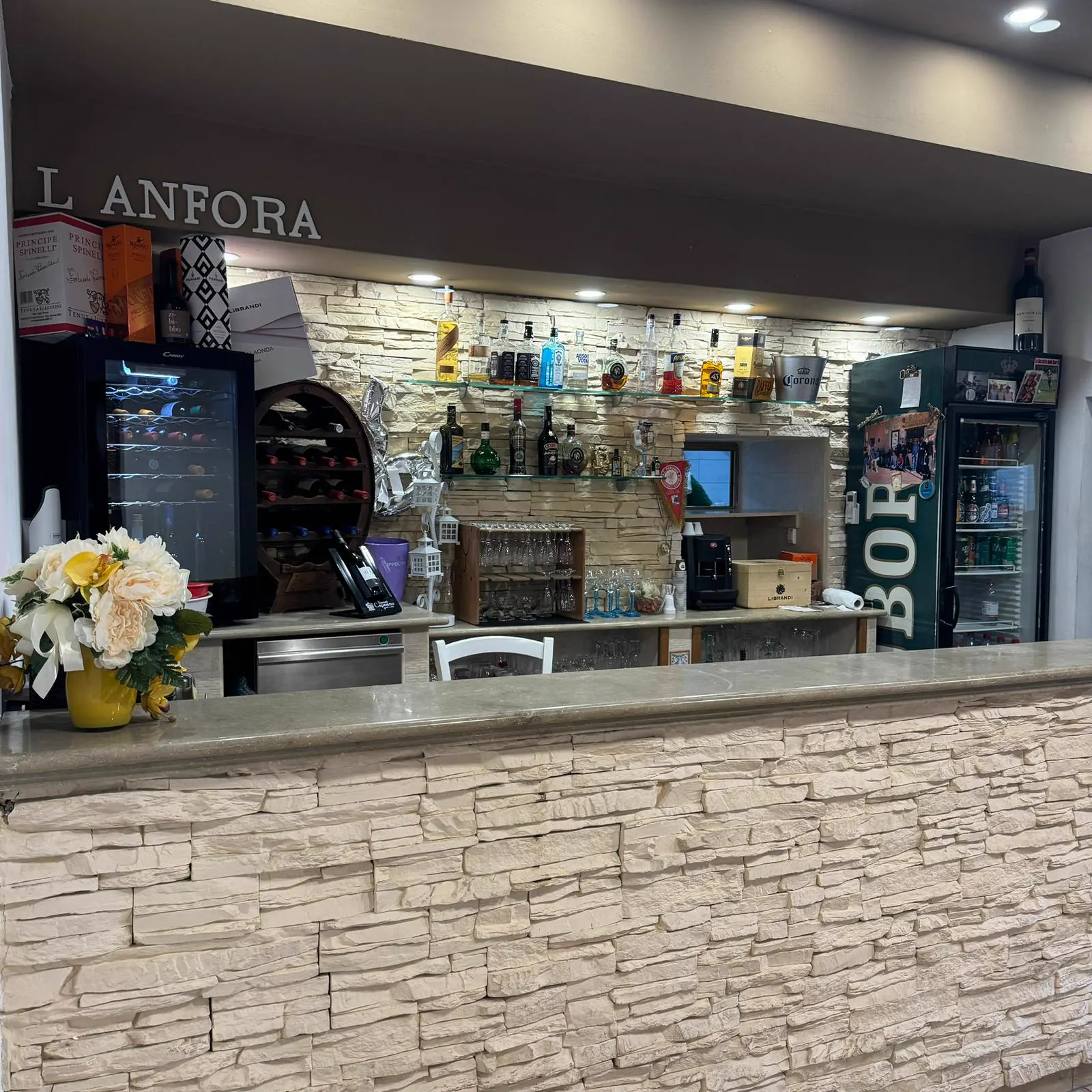 Il bancone del bar con l'insegna L'Anfora