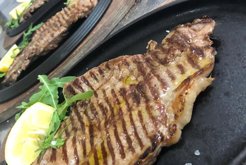Bistecca alla griglia con rucola e limone