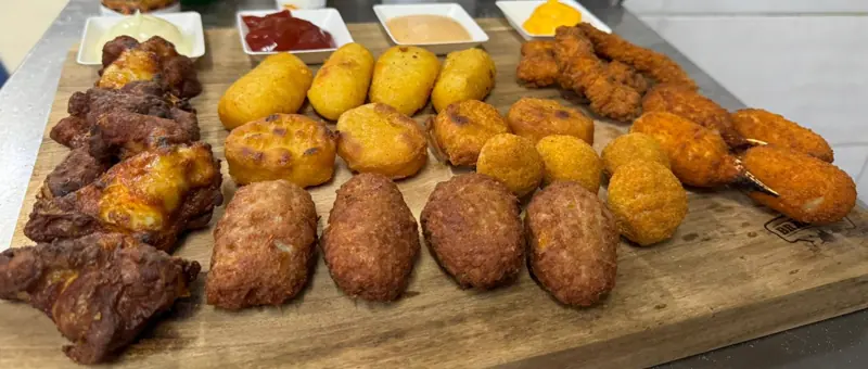 Tagliere di fritti: crocchè, alette di pollo, olive e mozzarelline