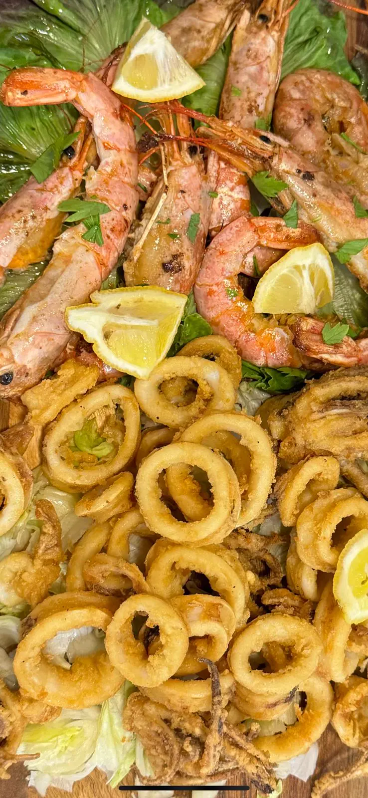 Frittura di calamari e gamberi con limone