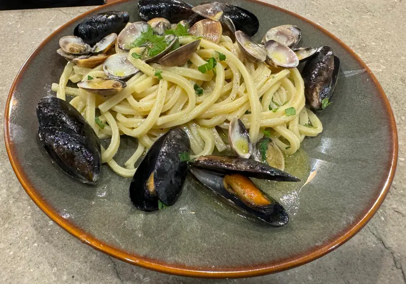 Linguine con vongole, cozze e basilico