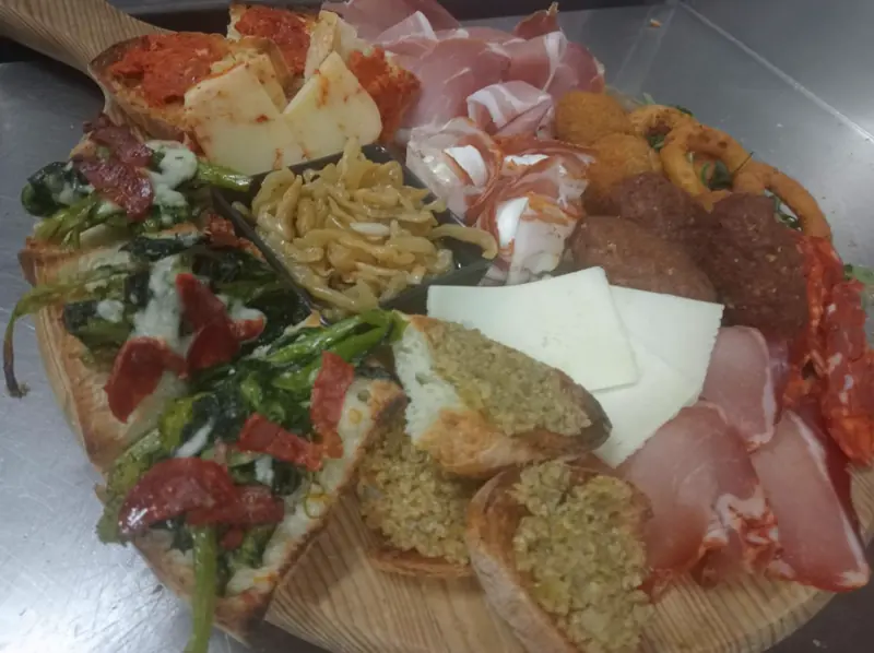 Tagliere di salumi, formaggi e bruschette
